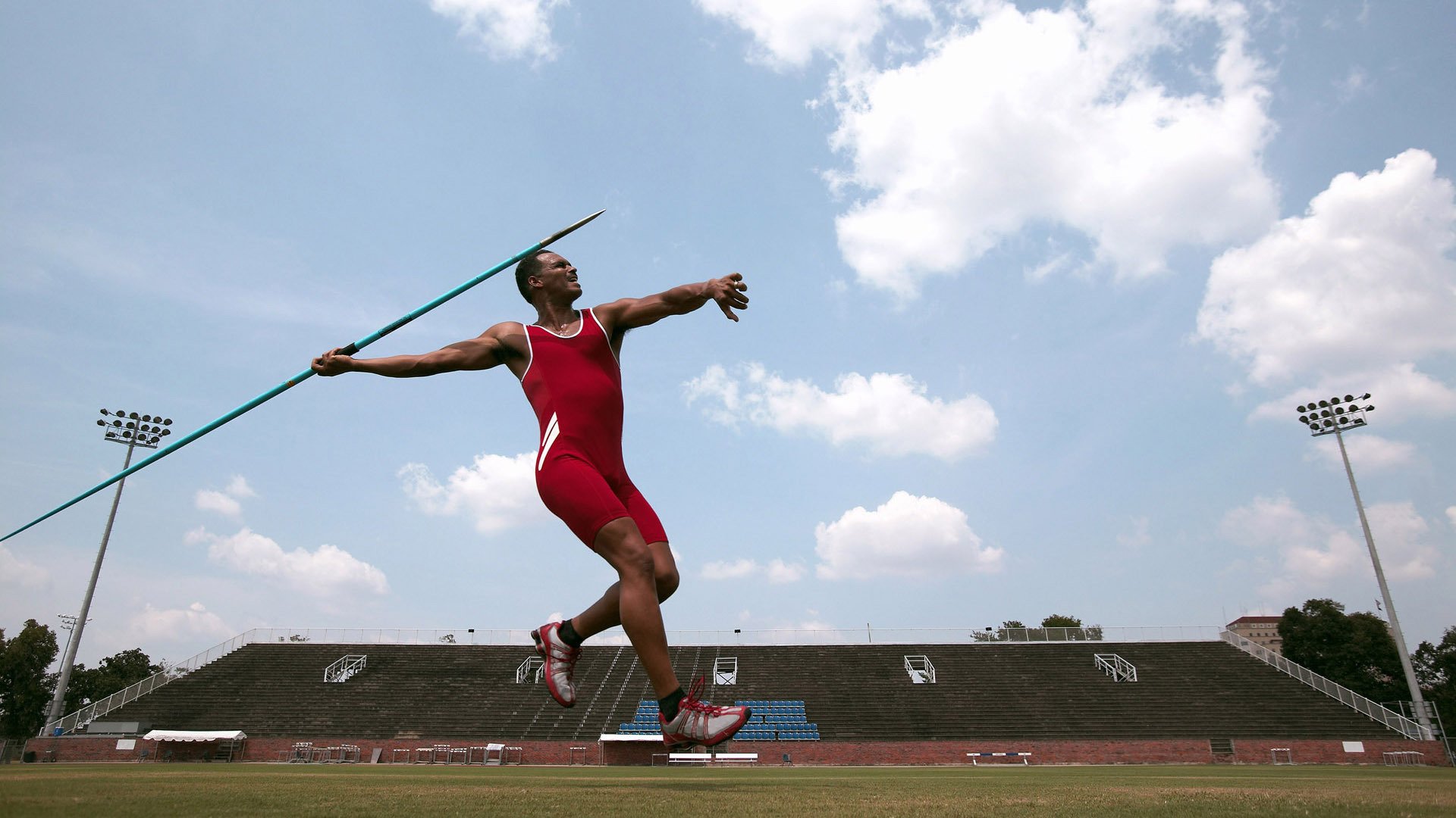 开云体育官网下载安装-赛场上的明星风采：车手专访，明星职业赛车手
